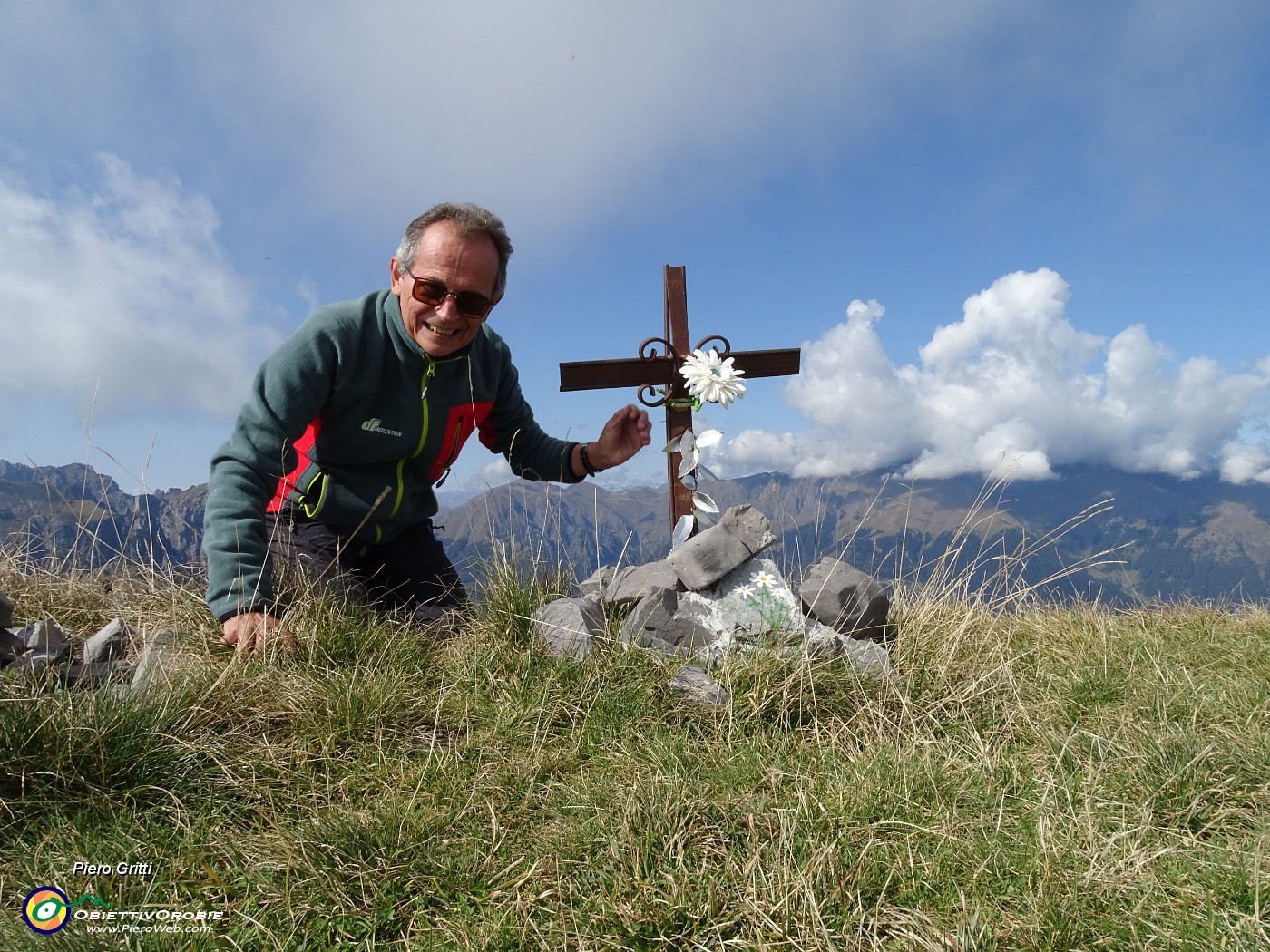 02 Alla crocetta di vetta dell'Aralalta (2006 m).JPG